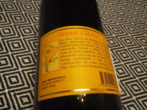 黄色いラベルのワインボトルの裏側